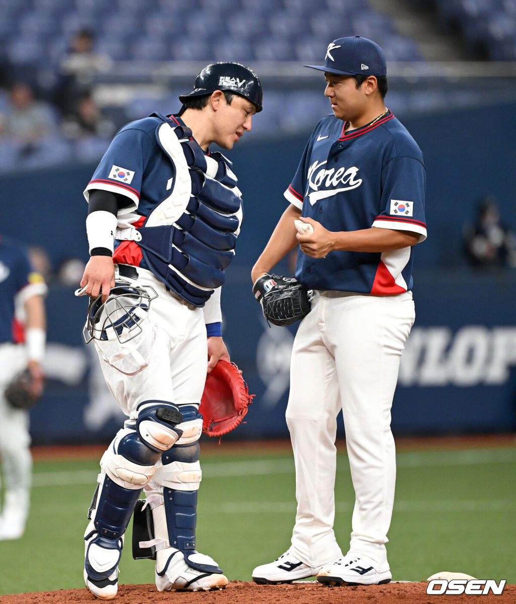 3일 일본 오사카 교세라돔에서 월드베이스볼클래식(WBC) 공식 연습 경기 한국 야구 대표팀과 오릭스 버팔로스의 경기가 열렸다.우리 대표팀은 연습 경기 2차전을 치른 뒤 5일 일본 도쿄돔에서 체코와 WBC 조별리그 1차전에서 격돌한다.4회말 1사 만루에서 마운드를 방문한 한국 박동원이 송승기와 이야기를 나누고 있다. 2026.03.03 /spjj@osen.co.kr