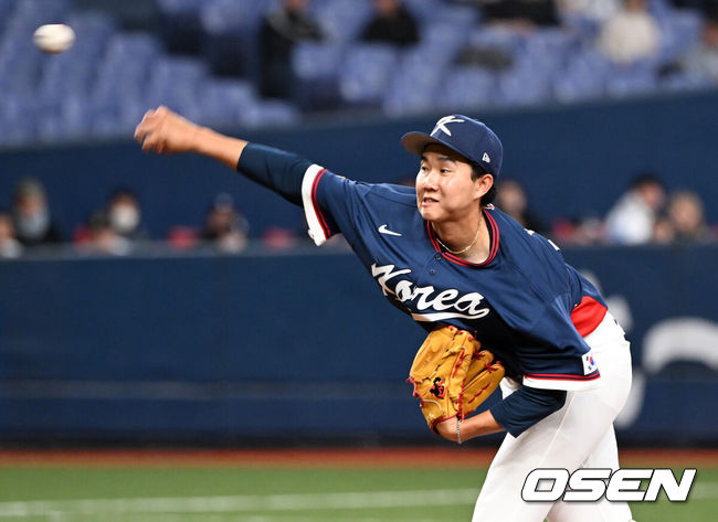 [OSEN=오사카(일본), 손용호 기자] 3일 일본 오사카 교세라돔에서 월드베이스볼클래식(WBC) 공식 연습 경기 한국 야구 대표팀과 오릭스 버팔로스의 경기가 열렸다.우리 대표팀은 연습 경기 2차전을 치른 뒤 5일 일본 도쿄돔에서 체코와 WBC 조별리그 1차전에서 격돌한다.8회말 한국 유영찬이 역투하고 있다. 2026.03.03 /spjj@osen.co.kr