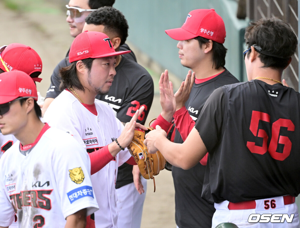 2일 일본 오키나와 킨 베이스볼 스타디움에서 KIA 타이거즈와 삼성 라이온즈의 연습경기가 열렸다.KIA는 양현종, 삼성은 장찬희를 선발로 내세웠다.8회초 삼성 공격을 무실점으로 막아낸 KIA 김범수가 더그아웃으로 향하며 동료들과 인사를 나누고 있다. 2026.03.02 / dreamer@osen.co.kr