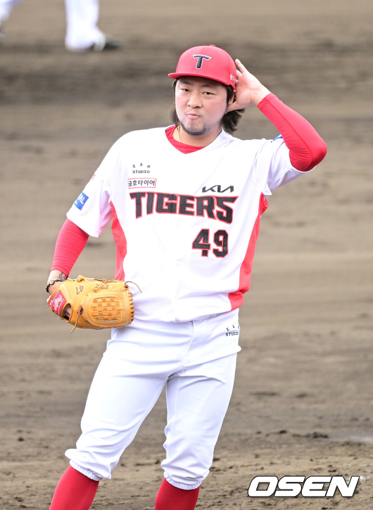 [OSEN=오키나와(일본), 최규한 기자] 2일 일본 오키나와 킨 베이스볼 스타디움에서 KIA 타이거즈와 삼성 라이온즈의 연습경기가 열렸다.8회초 마운드에 오른 KIA 김범수가 투구를 준비하고 있다. 2026.03.02 / dreamer@osen.co.kr