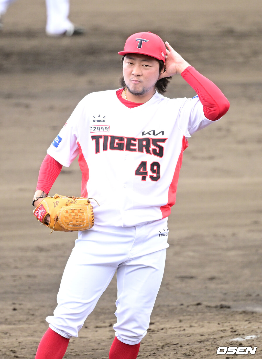 2일 일본 오키나와 킨 베이스볼 스타디움에서 KIA 타이거즈와 삼성 라이온즈의 연습경기가 열렸다.8회초 마운드에 오른 KIA 김범수가 투구를 준비하고 있다. 2026.03.02 / dreamer@osen.co.kr
