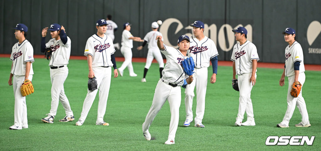 34일 일본 도쿄 도쿄돔에서 월드베이스볼클래식(WBC)대회를 하루 앞두고 한국 대표팀이 공식 훈련을 가졌다.우리 대표팀은 5일 일본 도쿄돔에서 체코와 WBC 조별리그 1차전에서 격돌한다.정우주가 외야에서 수비 훈련을 하고 있다. 2026.03.04 /spjj@osen.co.kr