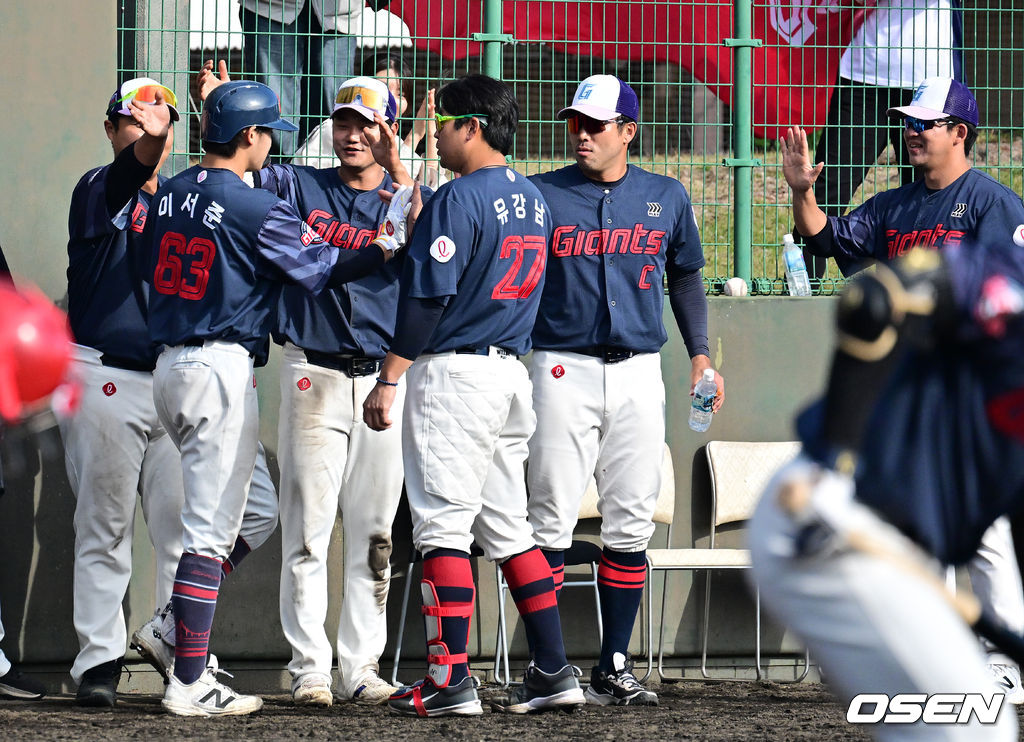 9회초 롯데 이서준이 투런포를 날리며 동료선수들과 하이파이브를 하고 있다. 