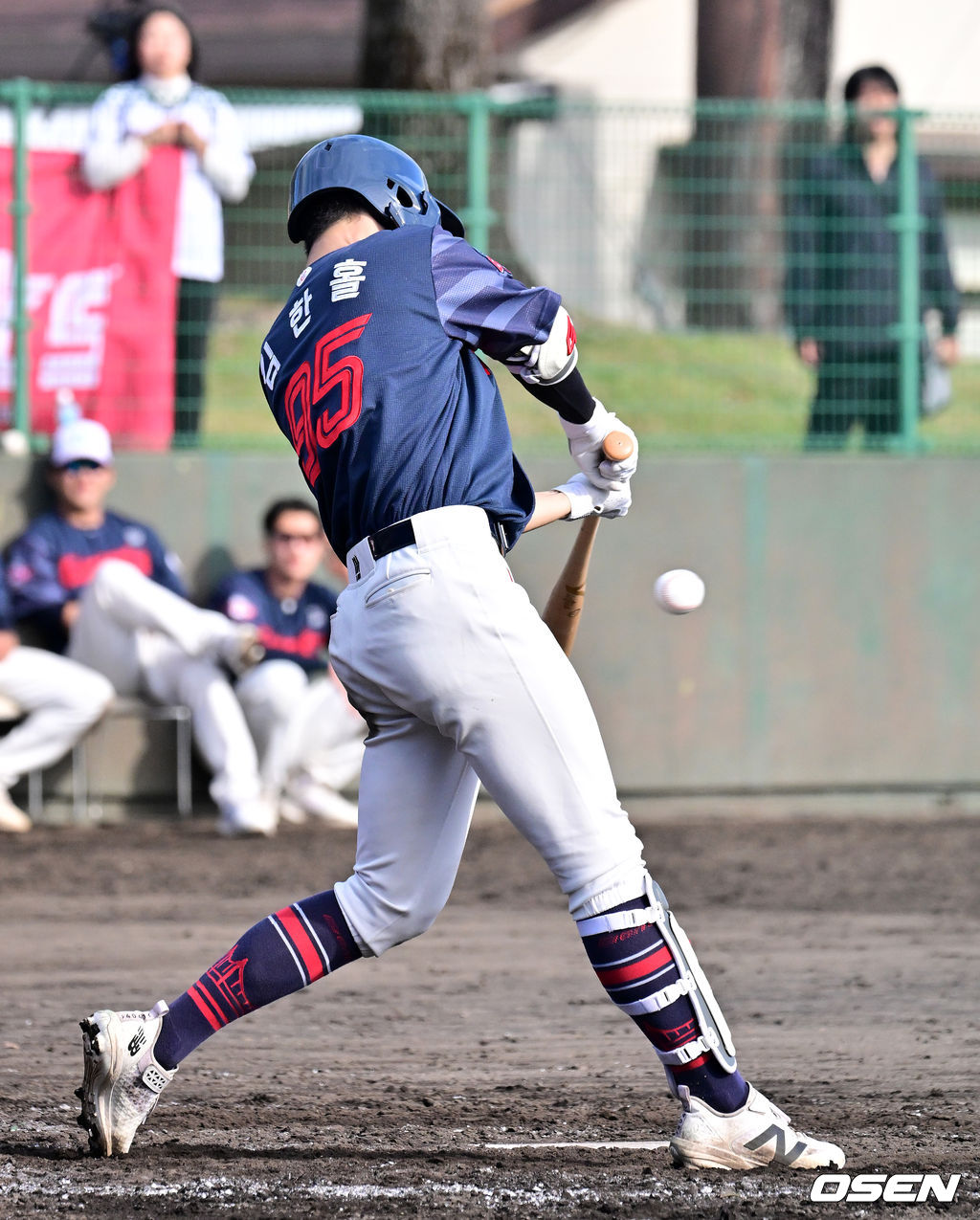 9회초 롯데 김한홀이 안타를 날리고 있다.