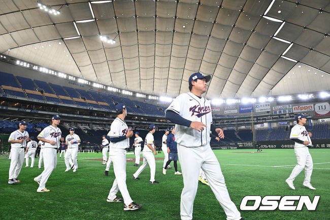 4일 일본 도쿄 도쿄돔에서 월드베이스볼클래식(WBC)대회를 하루 앞두고 한국 대표팀이 공식 훈련을 가졌다. 우리 대표팀은 5일 일본 도쿄돔에서 체코와 WBC 조별리그 1차전에서 격돌한다. 류현진이 훈련전 스트레칭을 하고 있다. 2026.03.04 /spjj@osen.co.kr