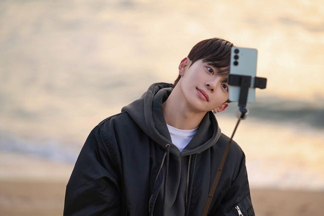 테이크원컴퍼니, KT스튜디오지니 제공