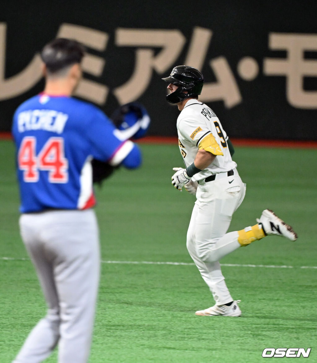 5일 일본  도쿄돔에서 월드베이스볼클래식(WBC) 조별리그 첫 경기 호주와 대만의 경기가  열렸다.우리 대표팀은  체코와 WBC 조별리그 1차전에서 격돌한다.5회말 무사 로비 퍼킨스가 투런 홈런을 치고 기뻐하고 있다. 2026.03.05 /spjj@osen.co.kr