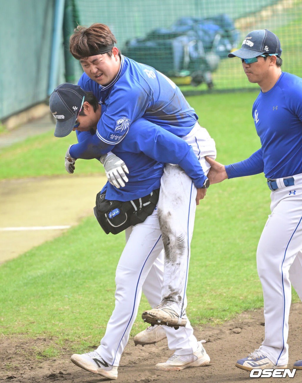 2일 일본 오키나와 킨 베이스볼 스타디움에서 KIA 타이거즈와 삼성 라이온즈의 연습경기가 열렸다.KIA는 양현종, 삼성은 장찬희를 선발로 내세웠다.6회초 2사 2루 상황 삼성 양우현의 안타 때 주루플레이 중 부상을 입은 삼성 장승현이 트레이닝 코치에게 업혀 경기장을 빠져나가고 있다. 2026.03.02 / dreamer@osen.co.kr