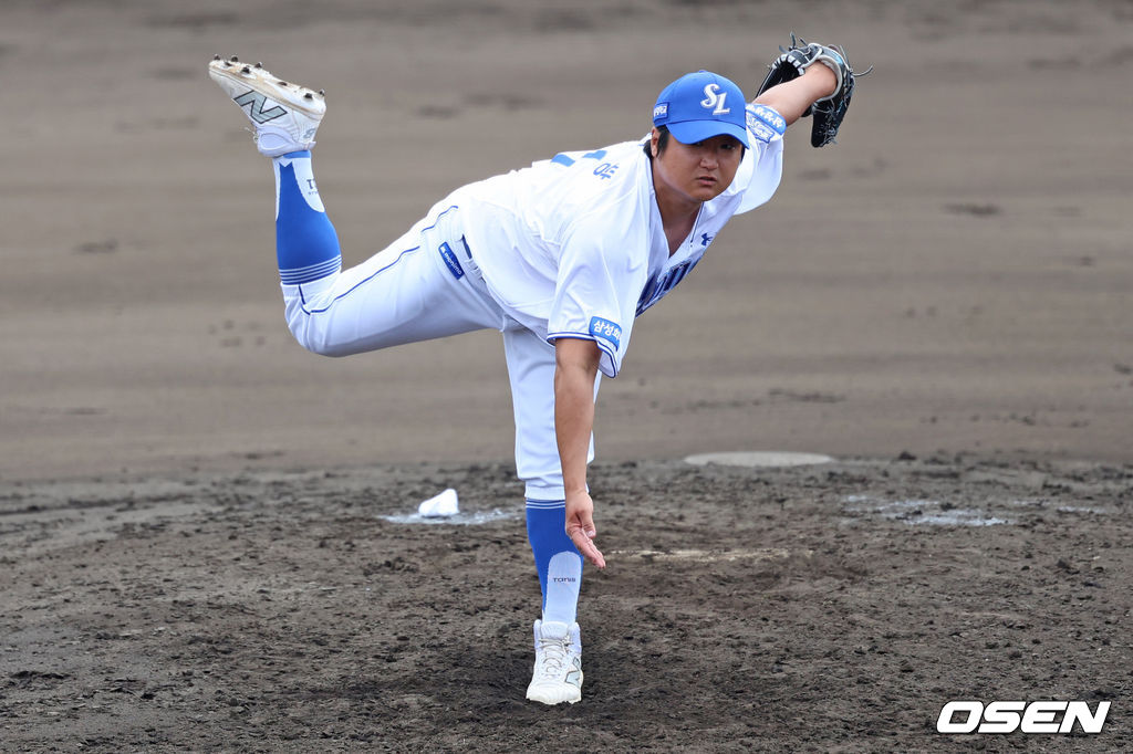 삼성 라이온즈 투수 최지광이 3일 일본 오키나와현 아카마구장에서 열린 한화 이글스와 연습경기에 등판해 투구하고 있다. / 삼성 라이온즈 제공