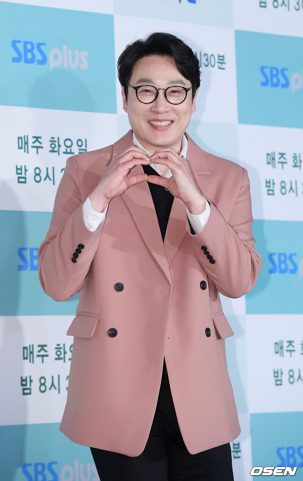 5일 오후 서울 마포구 상암동 SBS 프리즘타워 컨퍼런스홀에서 SBS 플러스 ‘맨땅에 한국말’ 제작발표회가 진행됐다.이휘재가 입장하며 포즈를 취하고 있다./ rumi@osen.co.kr