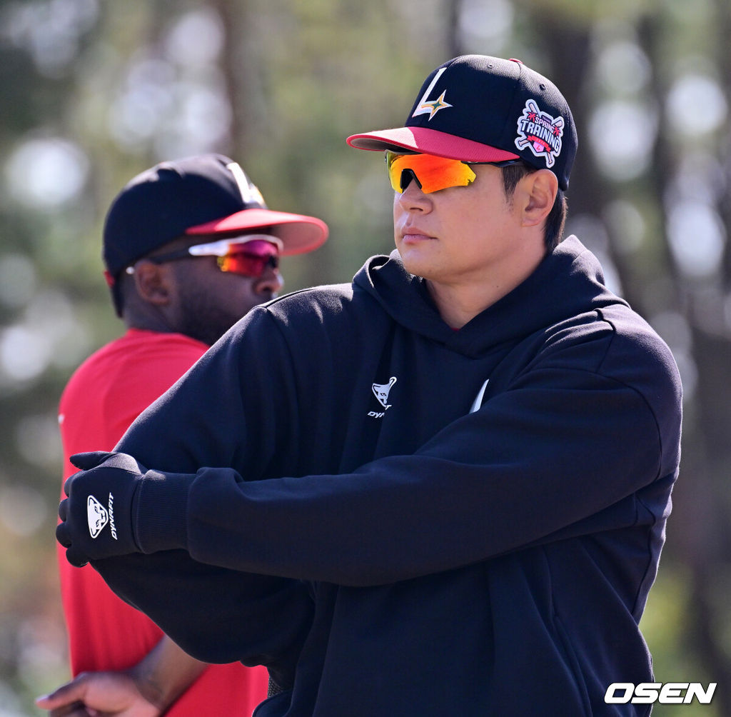 28일 일본 미야자키현 오쿠라가하마소호 구장에서 SSG 랜더스와 일본프로야구 라쿠텐 골든이글스 2군과의 연습경기가 열렸다.SSG는 일본 미야자키 스프링캠프에서 연습경기 1패를 기록 중이다. 지난 25일 소프트뱅크 호크스 2군 상대로 1.5군급 선수들이 출격한 가운데 1-9로 패했다. SSG 김재환이 훈련을 하고 있다. 2026.02.28 /jpnews@osen.co.kr