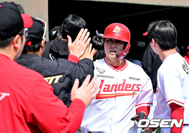 [OSEN=미야자키(일본), 지형준 기자] 3일 일본 미야자키현 아야초 니시키바루 야구장에서 SSG 랜더스와 롯데 자이언츠의 연습경기가 열렸다.전날 두 팀의 경기는 우천으로 취소됐다. 이날 SSG는 베니지아노, 롯데는 나균안을 선발로 내세웠다.1회말 1사 만루에서 SSG 최정이 고명준의 선제 2타점 적시타에 득점에 성공하며 동료선수들과 하이파이브를 하고 있다. 2026.03.03 /jpnews@osen.co.kr