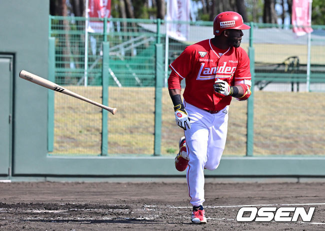 [OSEN=미야자키(일본), 지형준 기자] 28일 일본 미야자키현 오쿠라가하마소호 구장에서 SSG 랜더스와 일본프로야구 라쿠텐 골든이글스 2군과의 연습경기가 열렸다.SSG는 일본 미야자키 스프링캠프에서 연습경기 1패를 기록 중이다. 지난 25일 소프트뱅크 호크스 2군&nbsp;상대로 1.5군급 선수들이 출격한 가운데 1-9로 패했다.&nbsp;3회초 무사 만루에서 SSG 에레디아가 동점 희생플라이를 날리고 있다. 2026.02.28 /jpnews@osen.co.kr