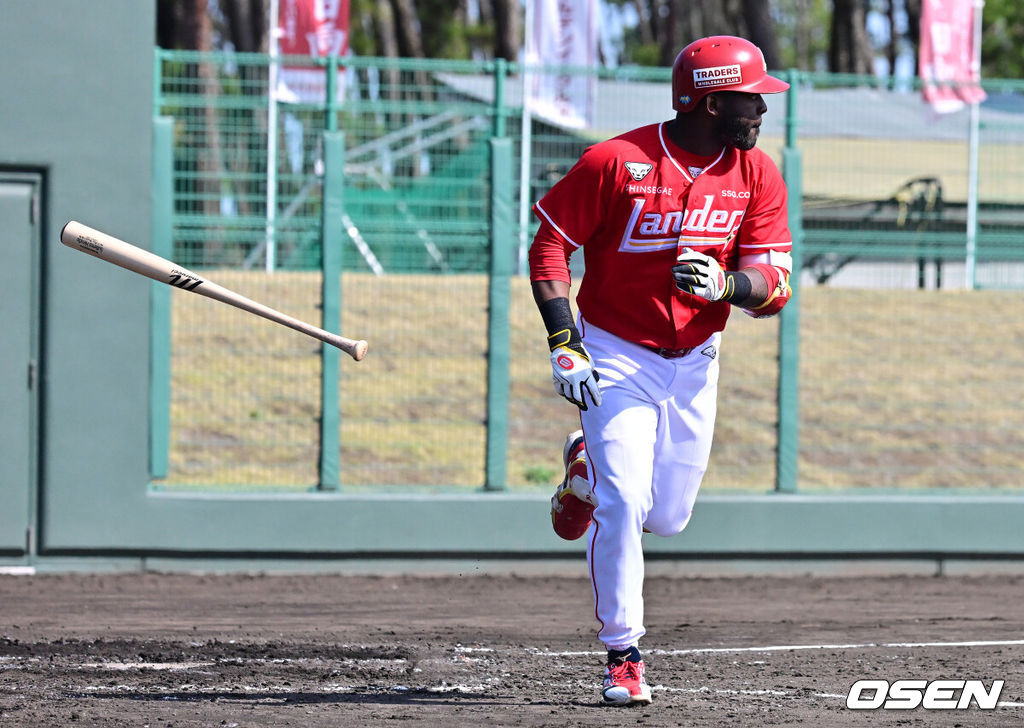 28일 일본 미야자키현 오쿠라가하마소호 구장에서 SSG 랜더스와 일본프로야구 라쿠텐 골든이글스 2군과의 연습경기가 열렸다.SSG는 일본 미야자키 스프링캠프에서 연습경기 1패를 기록 중이다. 지난 25일 소프트뱅크 호크스 2군 상대로 1.5군급 선수들이 출격한 가운데 1-9로 패했다. 3회초 무사 만루에서 SSG 에레디아가 동점 희생플라이를 날리고 있다. 2026.02.28 /jpnews@osen.co.kr