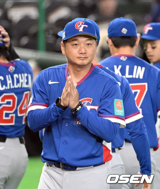 [OSEN=도쿄(일본), 손용호 기자] 5일 일본 &nbsp;도쿄돔에서 월드베이스볼클래식(WBC) 조별리그 첫 경기 호주와 대만의 경기가&nbsp;&nbsp;열렸다.우리 대표팀은 &nbsp;체코와 WBC 조별리그 1차전에서 격돌한다.대만 정하오쥐 감독이 호주 감독과 인사를 하고 있다. 2026.03.05&nbsp;/spjj@osen.co.kr