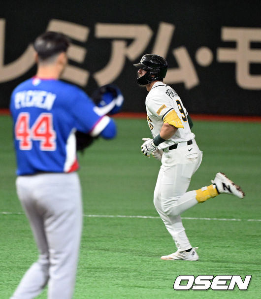 [OSEN=도쿄(일본), 손용호 기자] 5일 일본 &nbsp;도쿄돔에서 월드베이스볼클래식(WBC) 조별리그 첫 경기 호주와 대만의 경기가&nbsp;&nbsp;열렸다.우리 대표팀은 &nbsp;체코와 WBC 조별리그 1차전에서 격돌한다.5회말 무사 로비 퍼킨스가 투런 홈런을 치고 기뻐하고 있다. 2026.03.05&nbsp;/spjj@osen.co.kr