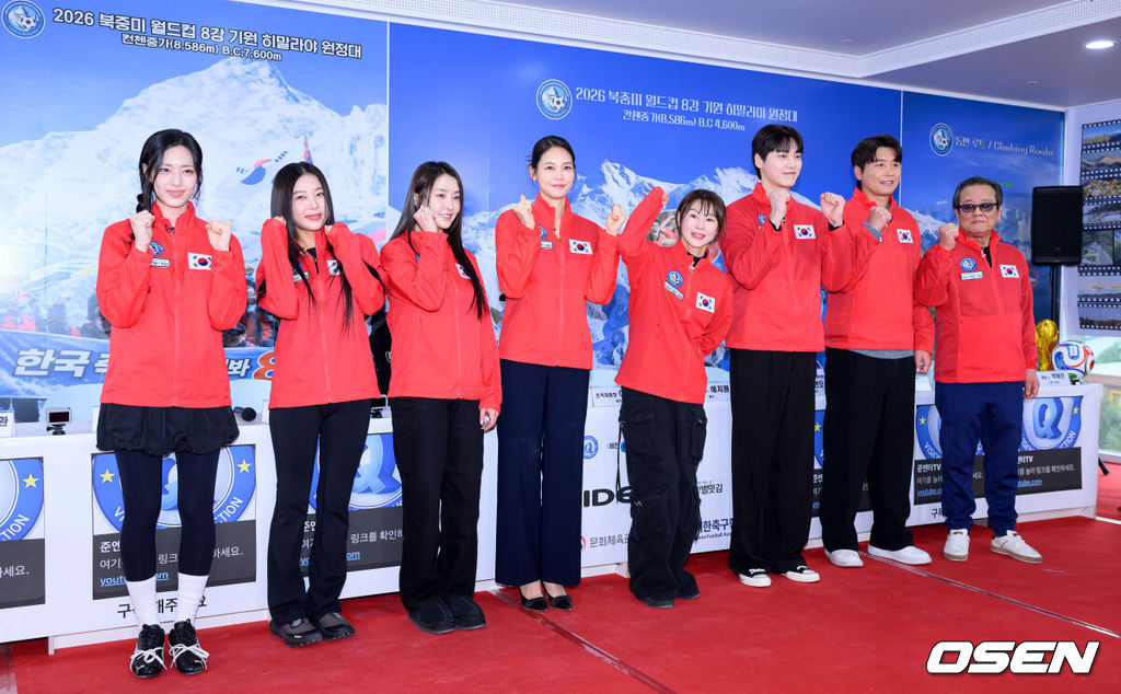 5일 오후 서울 영등포구 비전Q 프로덕션에서 2026 북중미 월드컵 8강 기원 히말라야 원정대 발대식이 열렸다.이준훈 단장이 기획한 이번 원정대는 산악인 엄홍길 대장, 개그맨 김병만, 전 국가대표 축구선수 이동국, 배우 예지원, 정유미, 이태환, 가수 유빈, 방송인 안현모, 박해린 등 연예인 및 체육인으로 구성되었다.박해린, 유빈, 정유미, 안현모, 예지원, 이태환, 이동국, 이준훈이 포토타임을 가지고 있다. 2026.03.05 /sunday@osen.co.kr