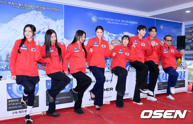 [OSEN=이대선 기자] 5일 오후 서울 영등포구 비전Q 프로덕션에서 2026 북중미 월드컵 8강 기원 히말라야 원정대 발대식이 열렸다.이준훈 단장이 기획한 이번 원정대는 산악인 엄홍길 대장, 개그맨 김병만, 전 국가대표 축구선수 이동국, 배우 예지원, 정유미, 이태환, 가수 유빈, 방송인 안현모, 박해린 등 연예인 및 체육인으로 구성되었다.박해린, 유빈, 정유미, 안현모, 예지원, 이태환, 이동국, 이준훈이 포토타임을 가지고 있다. 2026.03.05 /sunday@osen.co.kr