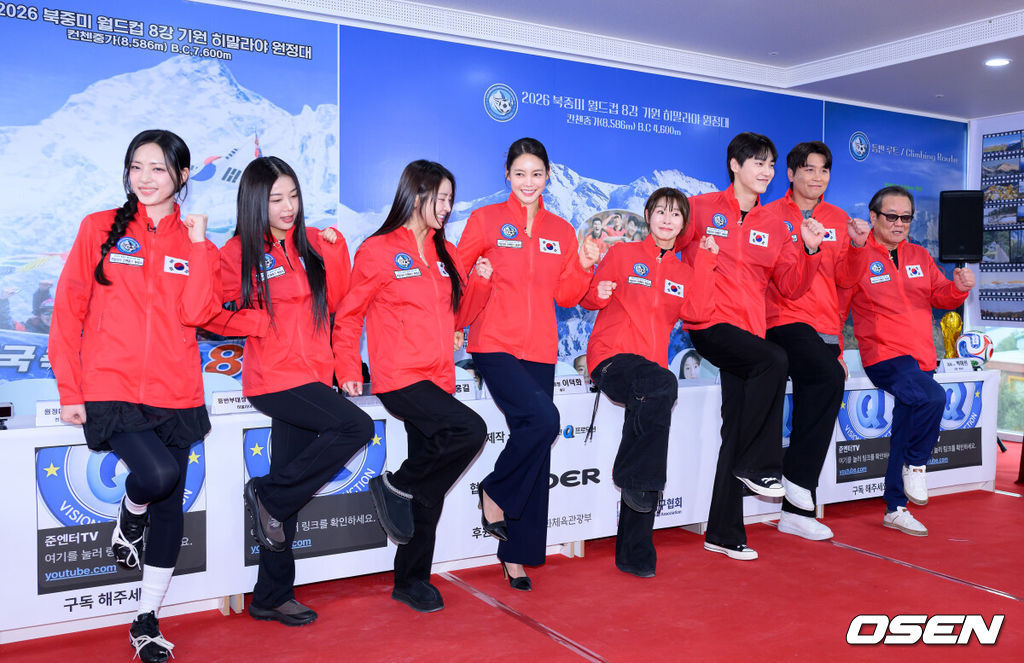 5일 오후 서울 영등포구 비전Q 프로덕션에서 2026 북중미 월드컵 8강 기원 히말라야 원정대 발대식이 열렸다.이준훈 단장이 기획한 이번 원정대는 산악인 엄홍길 대장, 개그맨 김병만, 전 국가대표 축구선수 이동국, 배우 예지원, 정유미, 이태환, 가수 유빈, 방송인 안현모, 박해린 등 연예인 및 체육인으로 구성되었다.박해린, 유빈, 정유미, 안현모, 예지원, 이태환, 이동국, 이준훈이 포토타임을 가지고 있다. 2026.03.05 /sunday@osen.co.kr