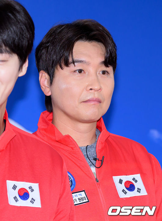 [OSEN=이대선 기자] 5일 오후 서울 영등포구 비전Q 프로덕션에서 2026 북중미 월드컵 8강 기원 히말라야 원정대 발대식이 열렸다.이준훈 단장이 기획한 이번 원정대는 산악인 엄홍길 대장, 개그맨 김병만, 전 국가대표 축구선수 이동국, 배우 예지원, 정유미, 이태환, 가수 유빈, 방송인 안현모, 박해린 등 연예인 및 체육인으로 구성되었다.배우 이동국이 포토타임을 가지고 있다. 2026.03.05 /sunday@osen.co.kr