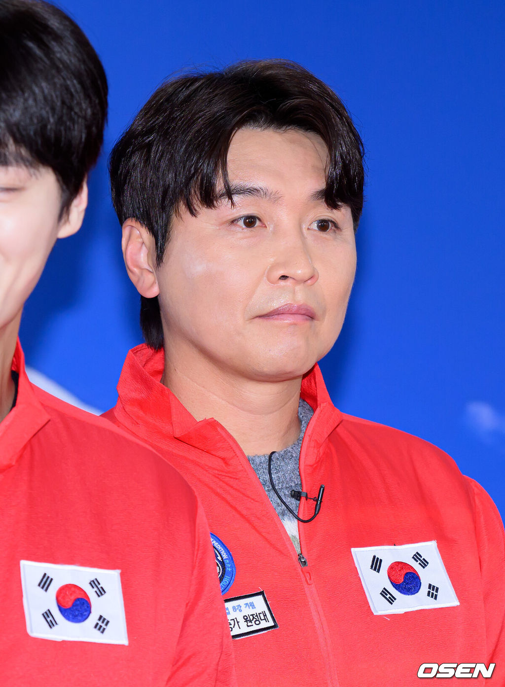 5일 오후 서울 영등포구 비전Q 프로덕션에서 2026 북중미 월드컵 8강 기원 히말라야 원정대 발대식이 열렸다.이준훈 단장이 기획한 이번 원정대는 산악인 엄홍길 대장, 개그맨 김병만, 전 국가대표 축구선수 이동국, 배우 예지원, 정유미, 이태환, 가수 유빈, 방송인 안현모, 박해린 등 연예인 및 체육인으로 구성되었다.배우 이동국이 포토타임을 가지고 있다. 2026.03.05 /sunday@osen.co.kr