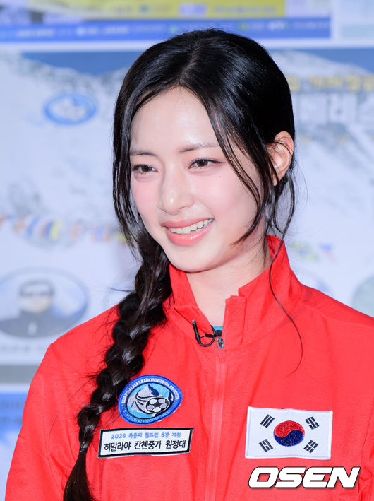 [OSEN=이대선 기자] 5일 오후 서울 영등포구 비전Q 프로덕션에서 2026 북중미 월드컵 8강 기원 히말라야 원정대 발대식이 열렸다.이준훈 단장이 기획한 이번 원정대는 산악인 엄홍길 대장, 개그맨 김병만, 전 국가대표 축구선수 이동국, 배우 예지원, 정유미, 이태환, 가수 유빈, 방송인 안현모, 박해린 등 연예인 및 체육인으로 구성되었다.배우 박해린이 미소를 짓고 있다. 2026.03.05 /sunday@osen.co.kr