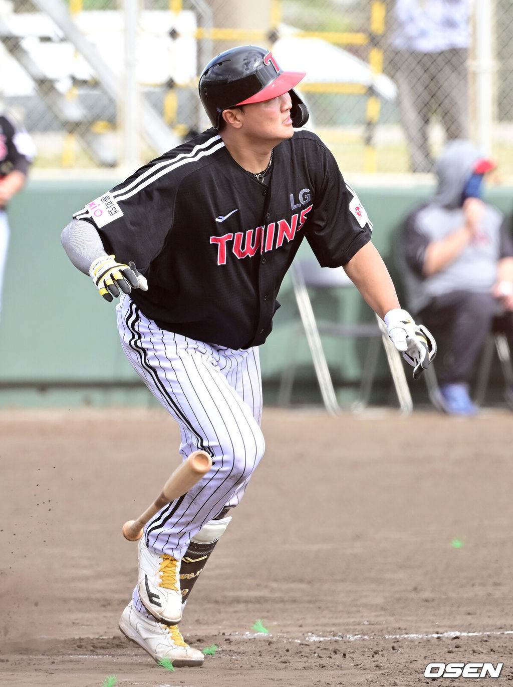 1일 일본 오키나와 구시가와 야구장에서 프로야구 KT 위즈와 LG 트윈스의 연습경기가 열렸다.이날 경기에서 KT는 오원석, LG는 요니 치리노스를 선발로 내세웠다.6회초 무사 선두타자로 나선 LG 이재원이 2루타를 날리고 있다. 2026.03.01 / dreamer@osen.co.kr