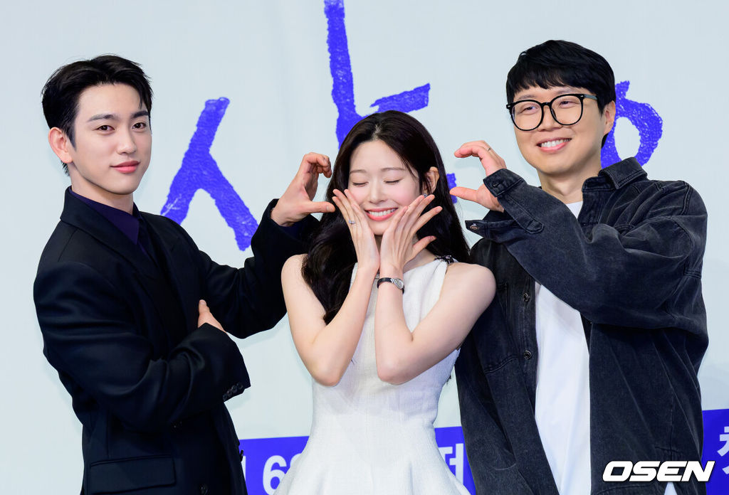 5일 오후 서울 구로구 더 링크호텔 서울에서 JTBC 새 금요시리즈 ‘샤이닝’ 제작발표회가 열렸다.'샤이닝'은 둘만의 세계를 공유하던 청춘들이 서로의 믿음이자 인생의 방향을 비춰주는 빛 그 자체가 되어가는 과정을 담은 드라마다. 배우 박진영, 김민주, 김윤진 감독이 포토타임을 하고 있다. 2026.03.05 /jpnews@osen.co.kr