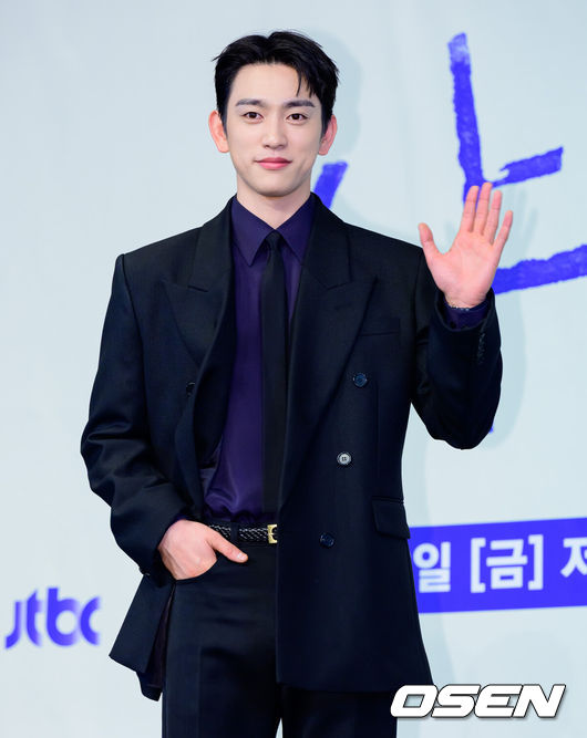 [OSEN=지형준 기자] 5일 오후 서울 구로구 더 링크호텔 서울에서 JTBC 새 금요시리즈 ‘샤이닝’ 제작발표회가 열렸다.'샤이닝'은 둘만의 세계를 공유하던 청춘들이 서로의 믿음이자 인생의 방향을 비춰주는 빛 그 자체가 되어가는 과정을 담은 드라마다.&nbsp;배우 박진영이 포토타임을 하고 있다. 2026.03.05 /jpnews@osen.co.kr