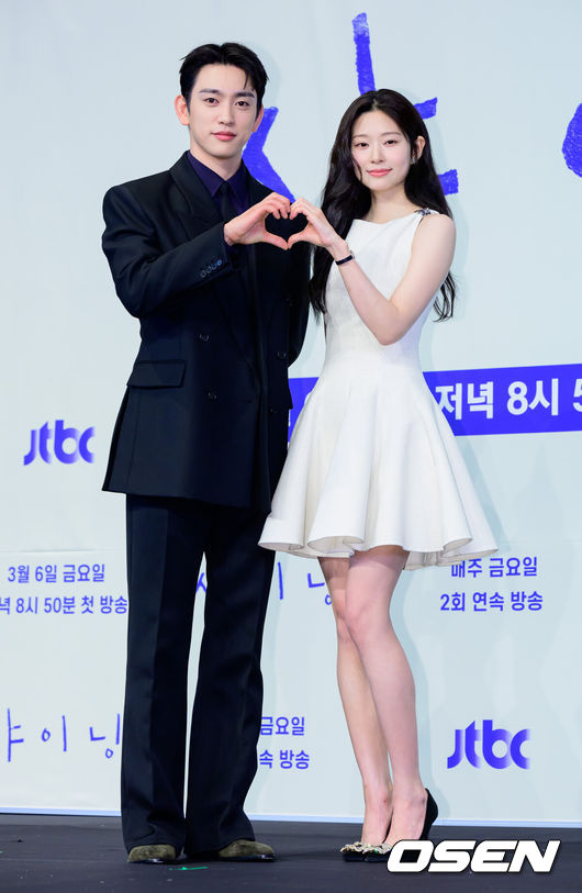 [OSEN=지형준 기자] 5일 오후 서울 구로구 더 링크호텔 서울에서 JTBC 새 금요시리즈 ‘샤이닝’ 제작발표회가 열렸다.'샤이닝'은 둘만의 세계를 공유하던 청춘들이 서로의 믿음이자 인생의 방향을 비춰주는 빛 그 자체가 되어가는 과정을 담은 드라마다.&nbsp;배우 박진영, 김민주가 포토타임을 하고 있다. 2026.03.05 /jpnews@osen.co.kr