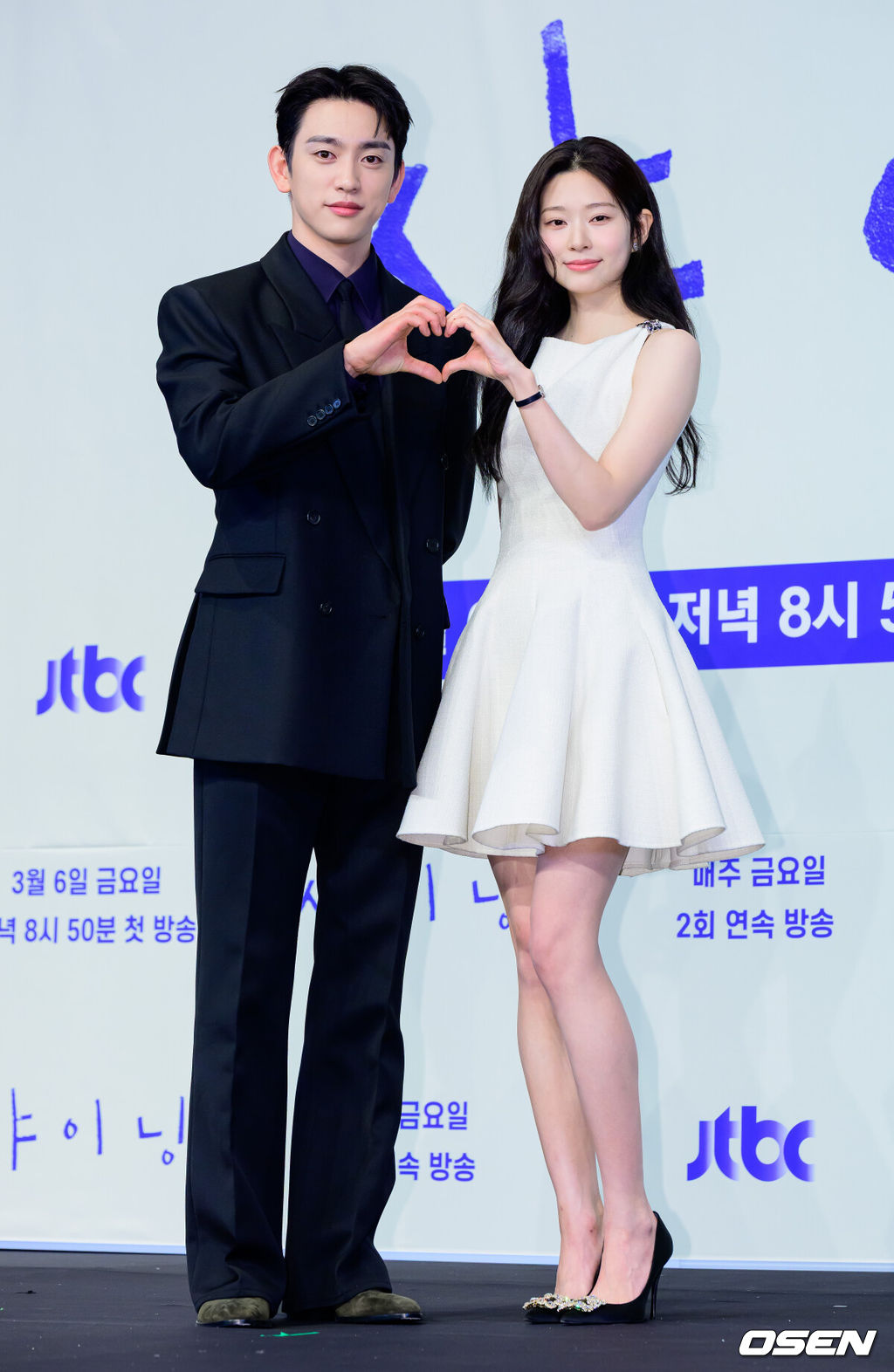 5일 오후 서울 구로구 더 링크호텔 서울에서 JTBC 새 금요시리즈 ‘샤이닝’ 제작발표회가 열렸다.'샤이닝'은 둘만의 세계를 공유하던 청춘들이 서로의 믿음이자 인생의 방향을 비춰주는 빛 그 자체가 되어가는 과정을 담은 드라마다. 배우 박진영, 김민주가 포토타임을 하고 있다. 2026.03.05 /jpnews@osen.co.kr