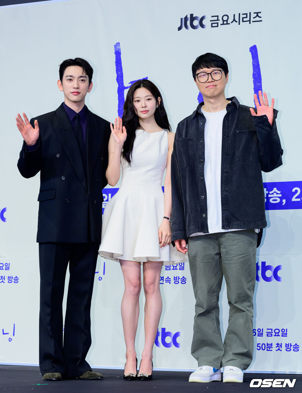 5일 오후 서울 구로구 더 링크호텔 서울에서 JTBC 새 금요시리즈 ‘샤이닝’ 제작발표회가 열렸다.'샤이닝'은 둘만의 세계를 공유하던 청춘들이 서로의 믿음이자 인생의 방향을 비춰주는 빛 그 자체가 되어가는 과정을 담은 드라마다. 배우 박진영, 김민주, 김윤진 감독이 포토타임을 하고 있다. 2026.03.05 /jpnews@osen.co.kr