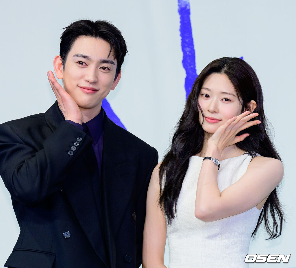 5일 오후 서울 구로구 더 링크호텔 서울에서 JTBC 새 금요시리즈 ‘샤이닝’ 제작발표회가 열렸다.'샤이닝'은 둘만의 세계를 공유하던 청춘들이 서로의 믿음이자 인생의 방향을 비춰주는 빛 그 자체가 되어가는 과정을 담은 드라마다. 배우 박진영, 김민주가 포토타임을 하고 있다. 2026.03.05 /jpnews@osen.co.kr