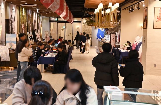 제5회 보람웨딩초대전'에서 예비부부들이 웨딩 파트너사 관계자들로부터 1대1 맞춤 상담을 받고 있는 모습. / 사진제공=보람그룹