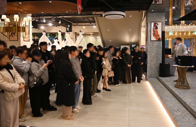 보람컨벤션은 행사 계약 고객을 대상으로 대형 TV, 건조기 등 경품을 제공해 큰 호응을 얻었다. 사진은 초대전에서 경품추첨식이 진행되는 모습. / 사진제공=보람그룹