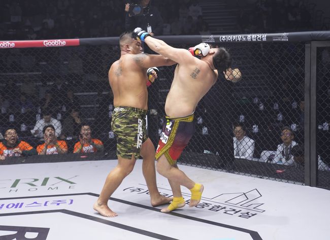 로드FC&nbsp;입식&nbsp;1호 파이터인&nbsp;‘국내 입식 헤비급 최강’&nbsp;이호재(29,&nbsp;평택 팀 던전)가&nbsp;‘명승사자’&nbsp;명현만(41)을 콜아웃했다. / 로드FC