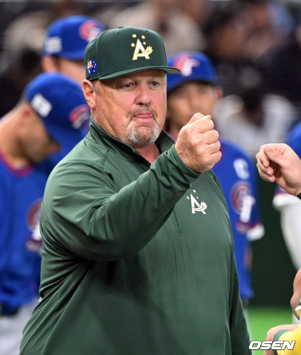5일 일본  도쿄돔에서 월드베이스볼클래식(WBC) 조별리그 첫 경기 호주와 대만의 경기가  열렸다.우리 대표팀은  체코와 WBC 조별리그 1차전에서 격돌한다.데이브 닐슨 호주 감독이 선수들과 주먹을 마주치고 있다. 2026.03.05 /spjj@osen.co.kr