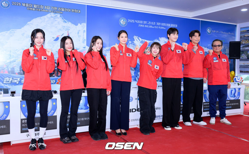 5일 오후 서울 영등포구 비전Q 프로덕션에서 2026 북중미 월드컵 8강 기원 히말라야 원정대 발대식이 열렸다.이준훈 단장이 기획한 이번 원정대는 산악인 엄홍길 대장, 개그맨 김병만, 전 국가대표 축구선수 이동국, 배우 예지원, 정유미, 이태환, 가수 유빈, 방송인 안현모, 박해린 등 연예인 및 체육인으로 구성되었다.박해린, 유빈, 정유미, 안현모, 예지원, 이태환, 이동국, 이준훈이 포토타임을 가지고 있다. 2026.03.05 /sunday@osen.co.kr