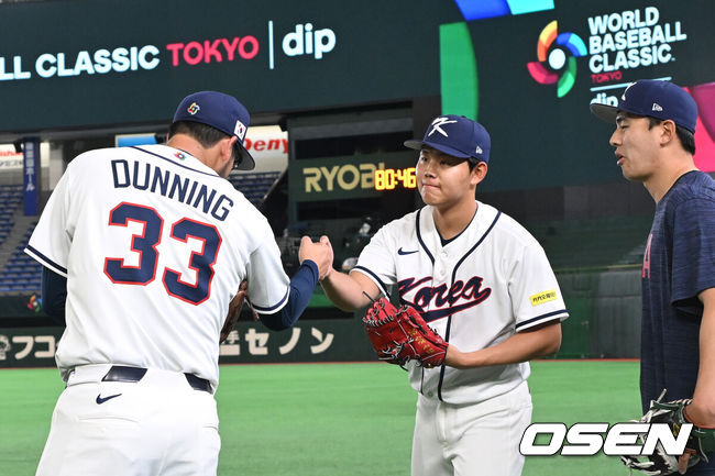[OSEN=도쿄(일본), 손용호 기자] 34일 일본 도쿄 도쿄돔에서 월드베이스볼클래식(WBC)대회를 하루 앞두고 한국 대표팀이 공식 훈련을 가졌다.우리 대표팀은 5일 일본 도쿄돔에서 체코와 WBC 조별리그 1차전에서 격돌한다.더닝이 소형준과 그립을 가지고 이야기를 나눈후 인사를 나누고 있다. 2026.03.04 /spjj@osen.co.kr