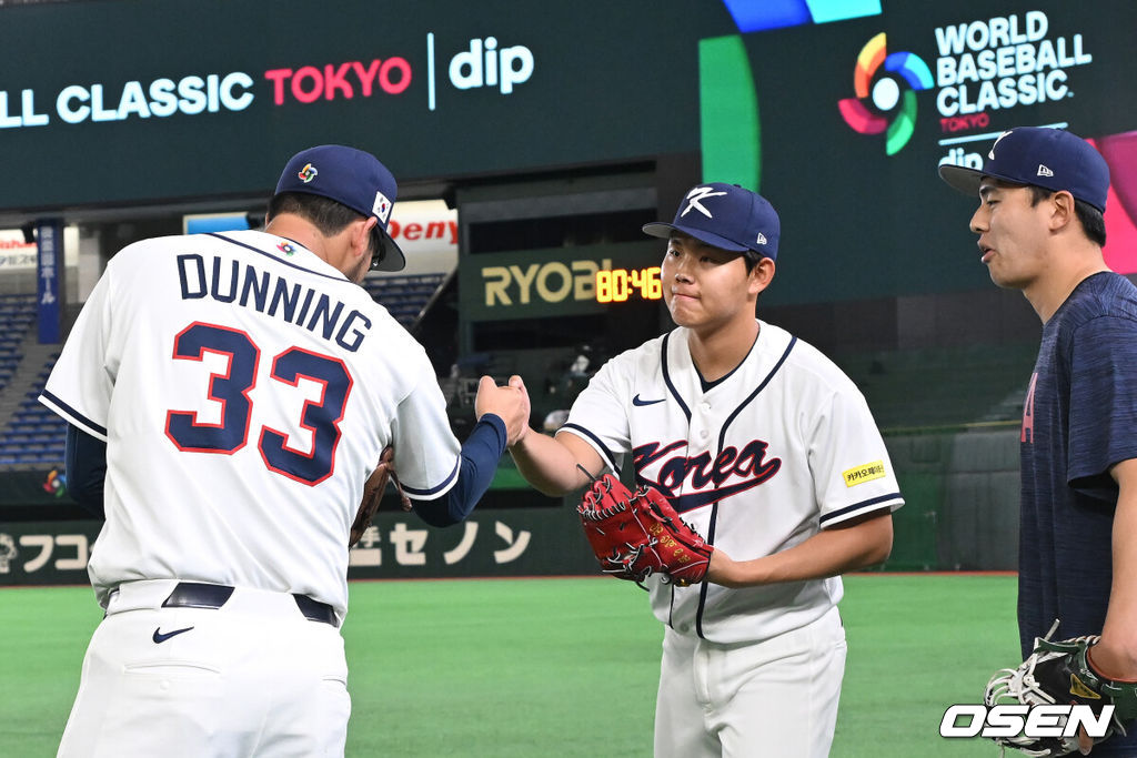 34일 일본 도쿄 도쿄돔에서 월드베이스볼클래식(WBC)대회를 하루 앞두고 한국 대표팀이 공식 훈련을 가졌다.우리 대표팀은 5일 일본 도쿄돔에서 체코와 WBC 조별리그 1차전에서 격돌한다.더닝이 소형준과 그립을 가지고 이야기를 나눈후 인사를 나누고 있다. 2026.03.04 /spjj@osen.co.kr