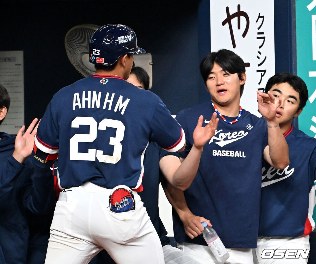 3일 일본 오사카 교세라돔에서 월드베이스볼클래식(WBC) 공식 연습 경기 한국 야구 대표팀과 오릭스 버팔로스의 경기가 열렸다.우리 대표팀은 연습 경기 2차전을 치른 뒤 5일 일본 도쿄돔에서 체코와 WBC 조별리그 1차전에서 격돌한다.9회초 무사에서 한국 안현민이 솔로 홈런을 치고 더그아웃에서 김도영의 축하를 받고 있다. 2026.03.03 /spjj@osen.co.kr