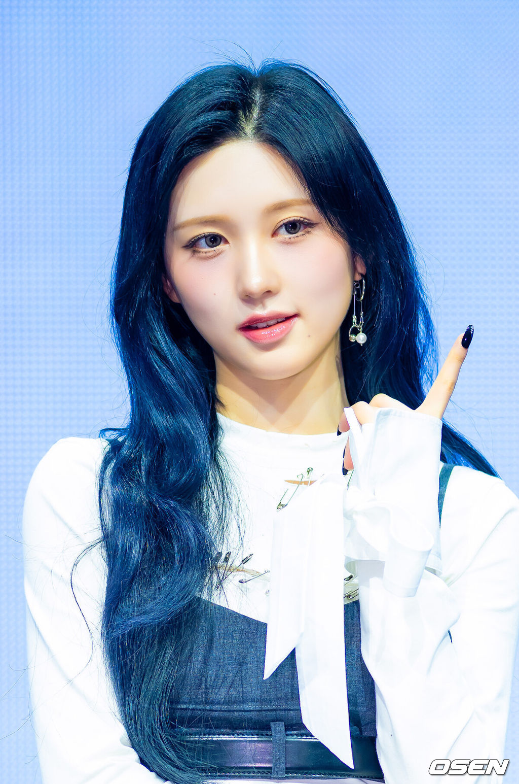 23일 오후 서울 자양동 예스24 라이브홀에서 그룹 아이브(IVE) 정규 2집 'REVIVE+' 발매 기념 미디어 쇼케이스가 진행됐다.정규 2집 '리바이브 플러스'는 단순한 리셋이나 변화 선언이 아닌 재점화에 가까운 앨범이다. 그동안 '나'를 중심으로 '자기 확신'의 서사를 쌓아온 아이브는 이번 앨범에서 그 시선을 '우리'로 확장하며, 관계와 연결에 대한 이야기를 본격적으로 펼친다. 아이브와 대중이 만나 '우리'가 되는 구조로 서사를 넓히며, 현재의 자리에서 더 많은 방향으로 나아갈 수 있다는 자신감을 선명하게 드러낸다.아이브 가을이 무대 위에서 포즈를 취하고 있다. 2026.02.23 / rumi@osen.co.kr