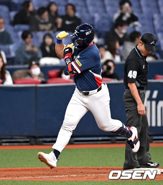 [OSEN=오사카(일본), 손용호 기자] 3일 일본 오사카 교세라돔에서 월드베이스볼클래식(WBC) 공식 연습 경기 한국 야구 대표팀과 오릭스 버팔로스의 경기가 열렸다.우리 대표팀은 연습 경기 2차전을 치른 뒤 5일 일본 도쿄돔에서 체코와 WBC 조별리그 1차전에서 격돌한다.9회초 무사에서 한국 안현민이 솔로 홈런을 치고 그라운드를 돌고 있다. 2026.03.03 /spjj@osen.co.kr