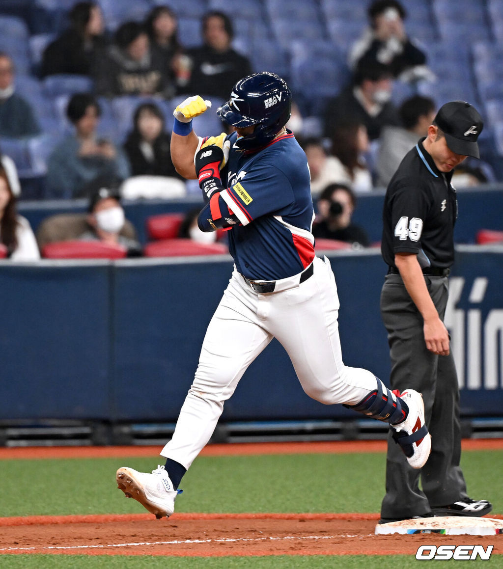 3일 일본 오사카 교세라돔에서 월드베이스볼클래식(WBC) 공식 연습 경기 한국 야구 대표팀과 오릭스 버팔로스의 경기가 열렸다.우리 대표팀은 연습 경기 2차전을 치른 뒤 5일 일본 도쿄돔에서 체코와 WBC 조별리그 1차전에서 격돌한다.9회초 무사에서 한국 안현민이 솔로 홈런을 치고 그라운드를 돌고 있다. 2026.03.03 /spjj@osen.co.kr