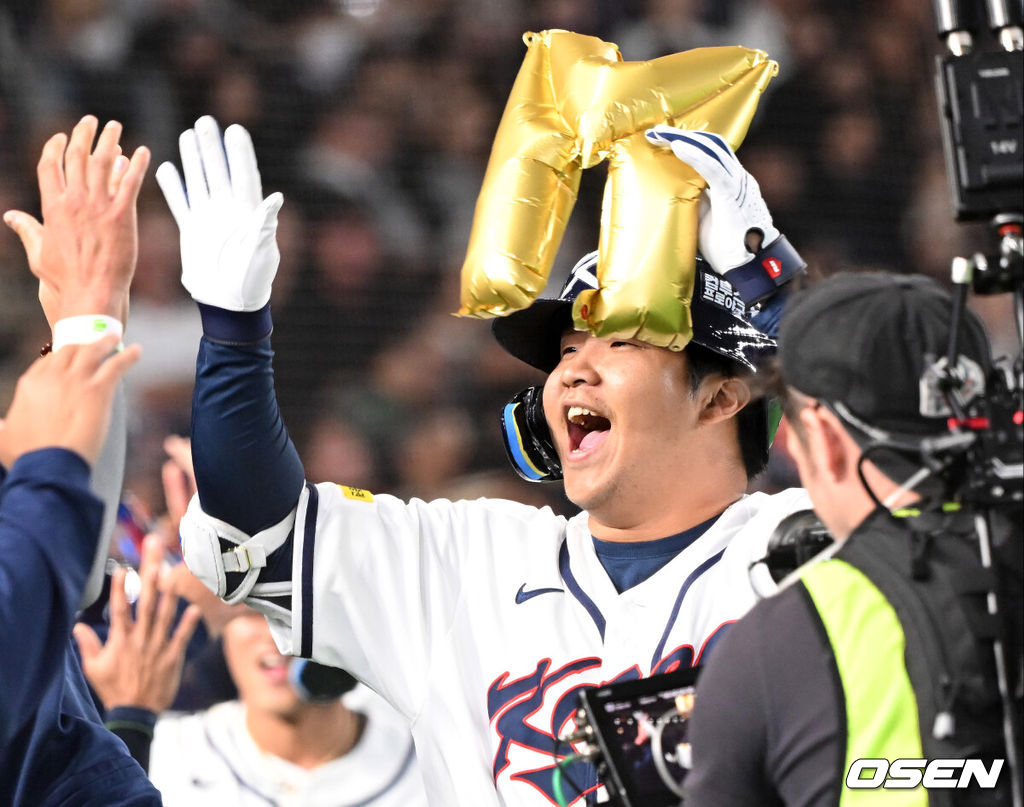 5일 일본 도쿄돔에서 월드베이스볼클래식(WBC) 조별리그 C조 한국과 체코의 경기가 열렸다.한국은 소형준, 체코는 다니엘 파디샥을 선발투수로 내세웠다.2006년 4강, 2009년 준우승을 차지한 경험이 있는 한국은 이후 3개 대회(2013년, 2017년, 2023년)에서 모두 8강 토너먼트 진출에 실패했다. 이번 대회에서는 17년 만에 본선 토너먼트 진출을 노린다.1회말 1사 만루에서 한국 문보경이 우중월 만루 홈런을 치고 더그아웃에서 동료들과 환호하고 있다. 2026.03.05 /spjj@osen.co.kr