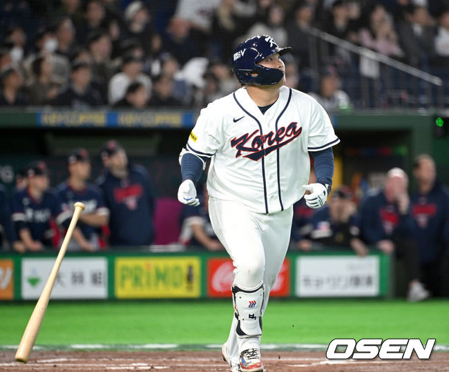 [OSEN=도쿄(일본), 손용호 기자] 5일 일본 도쿄돔에서 월드베이스볼클래식(WBC) 조별리그 C조 한국과 체코의 경기가&nbsp;열렸다.한국은 소형준, 체코는 다니엘 파디샥을 선발투수로 내세웠다.2006년 4강, 2009년 준우승을 차지한 경험이 있는 한국은 이후 3개 대회(2013년, 2017년, 2023년)에서 모두 8강 토너먼트 진출에 실패했다. 이번 대회에서는 17년 만에 본선 토너먼트 진출을 노린다.1회말 1사 만루에서 한국 문보경이 우중월 만루 홈런을 치고 있다. 2026.03.05&nbsp;/spjj@osen.co.kr