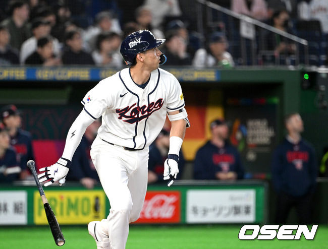 [OSEN=도쿄(일본), 손용호 기자] 5일 일본 도쿄돔에서 월드베이스볼클래식(WBC) 조별리그 C조 한국과 체코의 경기가&nbsp;열렸다.한국은 소형준, 체코는 다니엘 파디샥을 선발투수로 내세웠다.2006년 4강, 2009년 준우승을 차지한 경험이 있는 한국은 이후 3개 대회(2013년, 2017년, 2023년)에서 모두 8강 토너먼트 진출에 실패했다. 이번 대회에서는 17년 만에 본선 토너먼트 진출을 노린다.5회말 1사 1루에서 한국 셰이 위트컴이 좌월 투런 홈런을 치고 있다. 2026.03.05&nbsp;/spjj@osen.co.kr