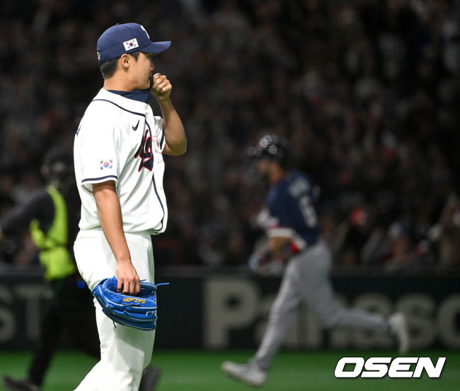[OSEN=도쿄(일본), 손용호 기자] 5일 일본 도쿄돔에서 월드베이스볼클래식(WBC) 조별리그 C조 한국과 체코의 경기가&nbsp;열렸다.한국은 소형준, 체코는 다니엘 파디샥을 선발투수로 내세웠다.2006년 4강, 2009년 준우승을 차지한 경험이 있는 한국은 이후 3개 대회(2013년, 2017년, 2023년)에서 모두 8강 토너먼트 진출에 실패했다. 이번 대회에서는 17년 만에 본선 토너먼트 진출을 노린다.5회초 1사 1,2루에서 한국 정우주가 체코 테린 바브라에게 스리런 홈런을 허용하고 아쉬워하고 있다. 2026.03.05&nbsp;/spjj@osen.co.kr