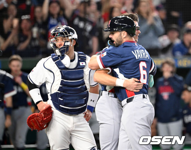 [OSEN=도쿄(일본), 손용호 기자] 5일 일본 도쿄돔에서 월드베이스볼클래식(WBC) 조별리그 C조 한국과 체코의 경기가&nbsp;열렸다.한국은 소형준, 체코는 다니엘 파디샥을 선발투수로 내세웠다.2006년 4강, 2009년 준우승을 차지한 경험이 있는 한국은 이후 3개 대회(2013년, 2017년, 2023년)에서 모두 8강 토너먼트 진출에 실패했다. 이번 대회에서는 17년 만에 본선 토너먼트 진출을 노린다.5회초 1사 1,2루에서 체코 테린 바브라가 스리런 홈런을 치고 환호하고 있다. 2026.03.05&nbsp;/spjj@osen.co.kr