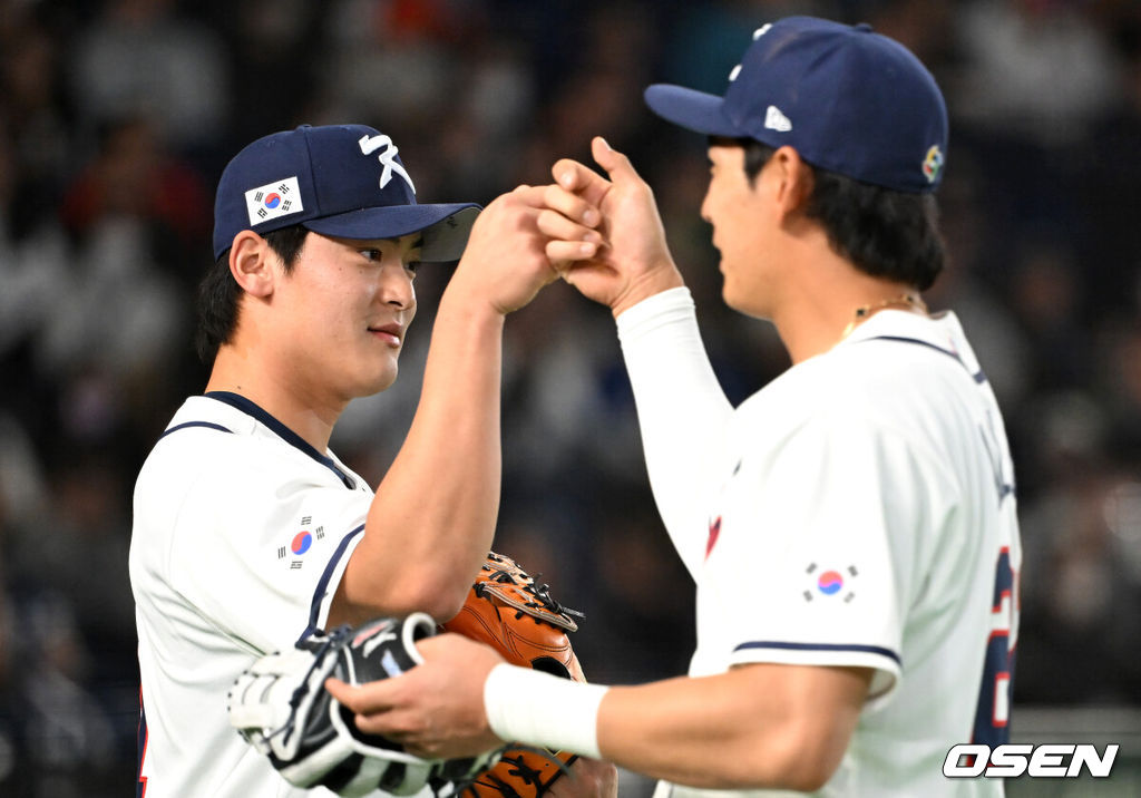 5일 일본 도쿄돔에서 월드베이스볼클래식(WBC) 조별리그 C조 한국과 체코의 경기가 열렸다.한국은 소형준, 체코는 다니엘 파디샥을 선발투수로 내세웠다.2006년 4강, 2009년 준우승을 차지한 경험이 있는 한국은 이후 3개 대회(2013년, 2017년, 2023년)에서 모두 8강 토너먼트 진출에 실패했다. 이번 대회에서는 17년 만에 본선 토너먼트 진출을 노린다.7회초 수비를 마친 한국 조병현이 이정후와 하이파이브를 나누고 있다. 2026.03.05 /spjj@osen.co.kr